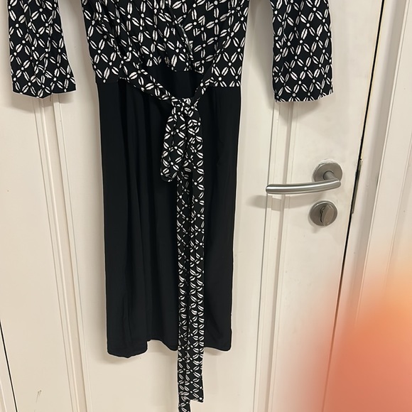 NWOT Korean fabric stretchy V neck dress with lining, sleeves & belt ! Size L! - Picture 4 of 7